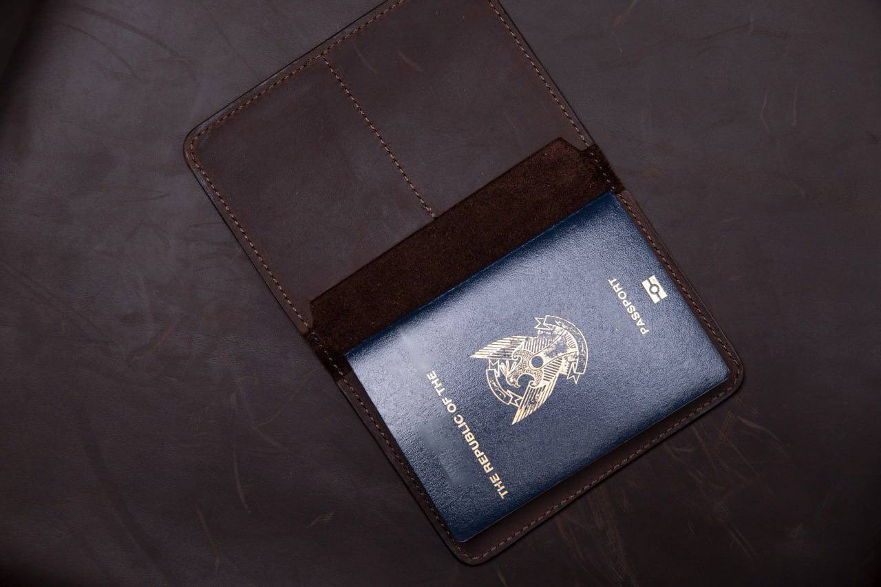 Pull-up Leather Charles Passport Holder - Sandstorm Kenya (KE)