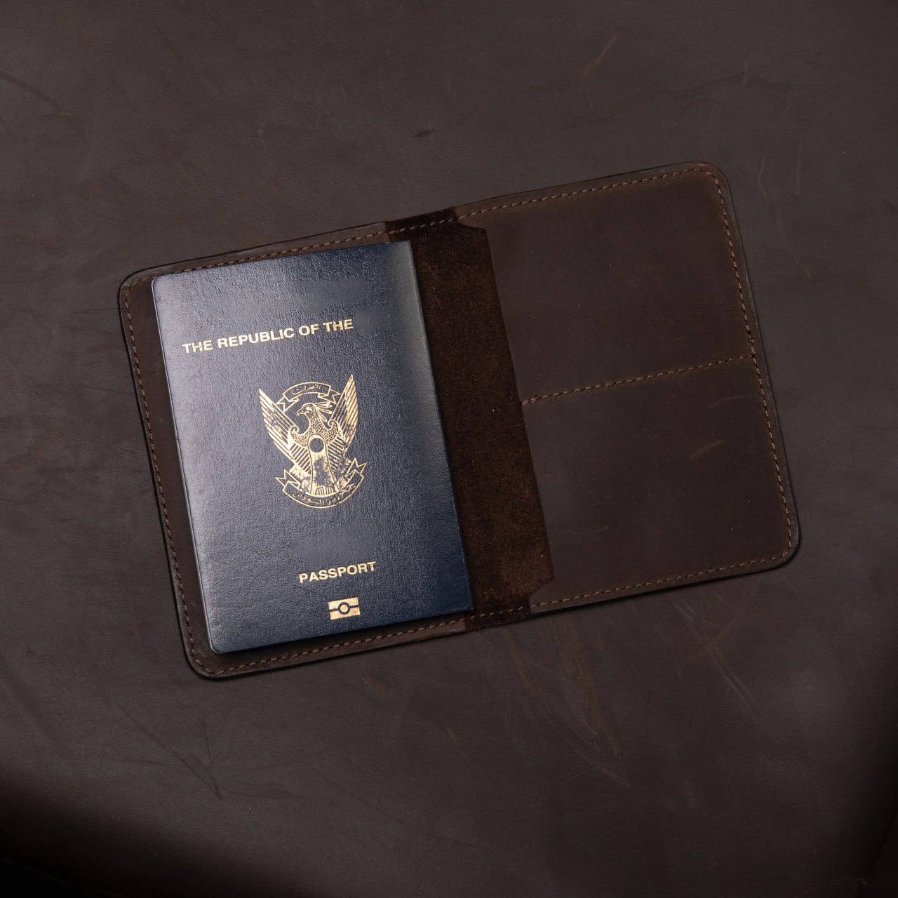 Pull-up Leather Charles Passport Holder - Sandstorm Kenya (KE)