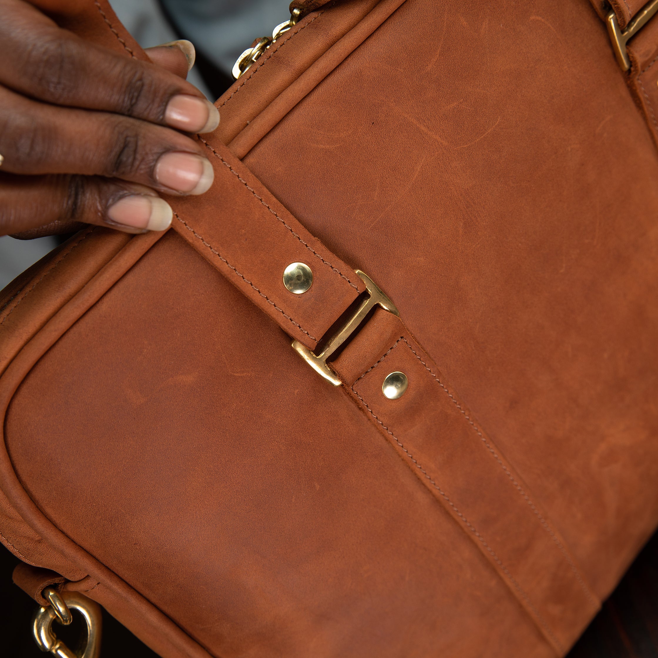 Pull-up  Leather Pili Folio Bag - Sandstorm Kenya (KE)
